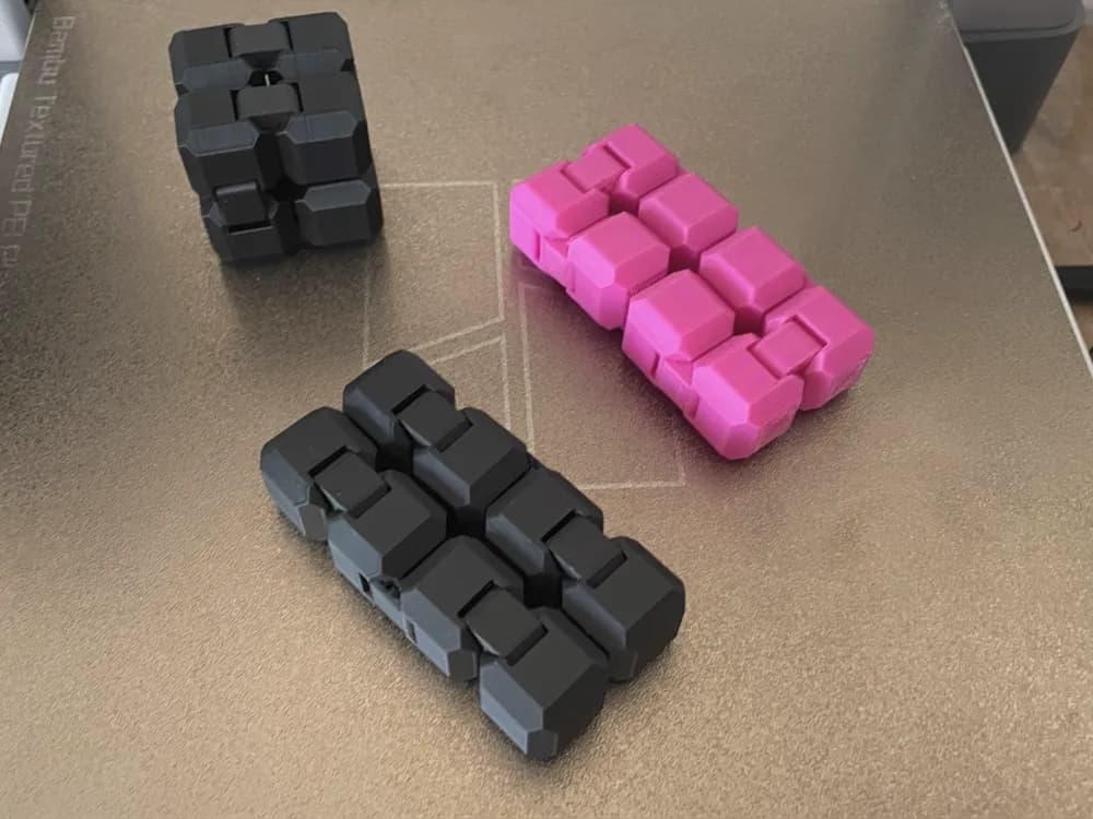 Бесконечный куб — фиджет-игрушка