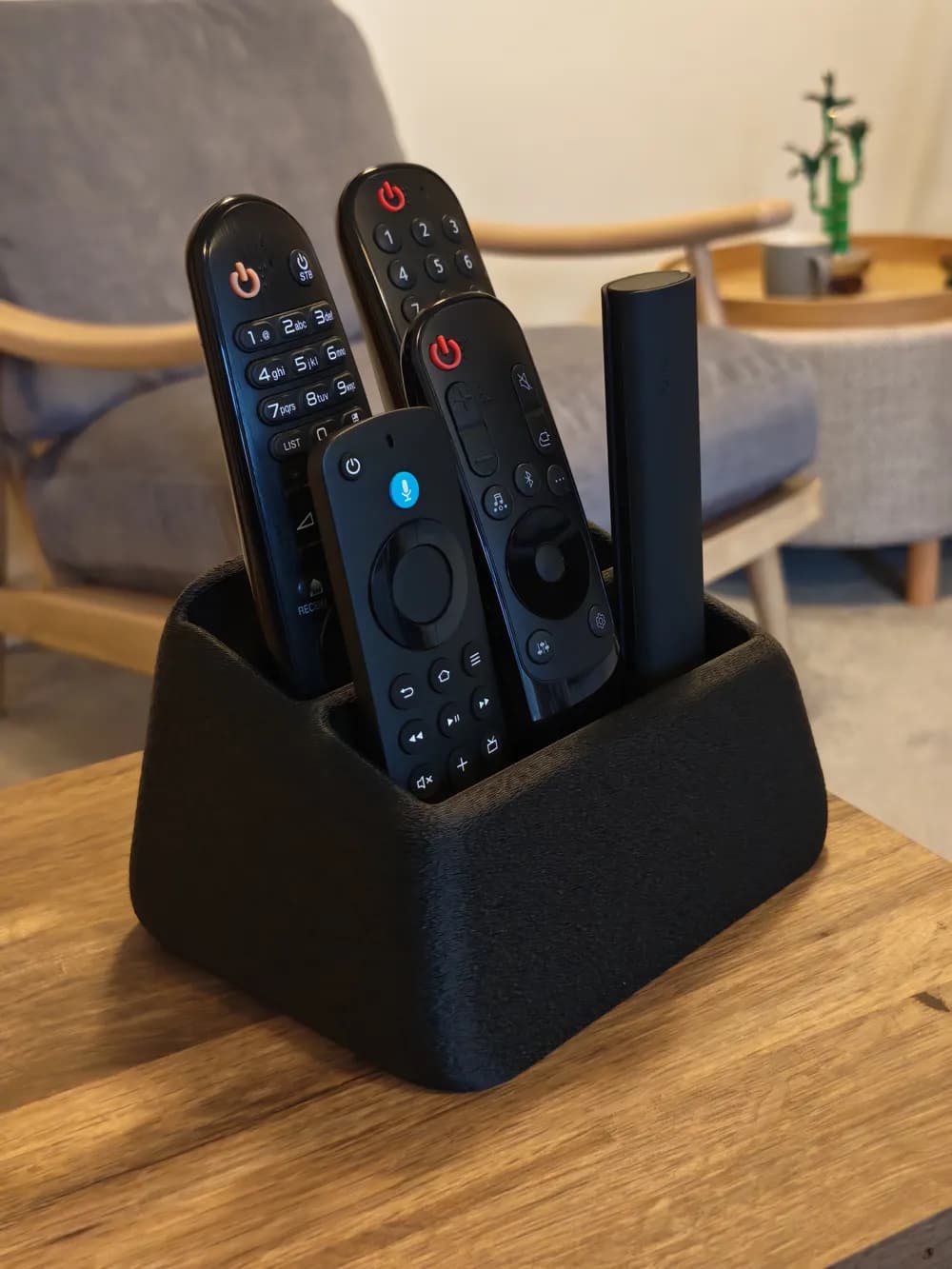 Минималистичная подставка для пультов ДУ