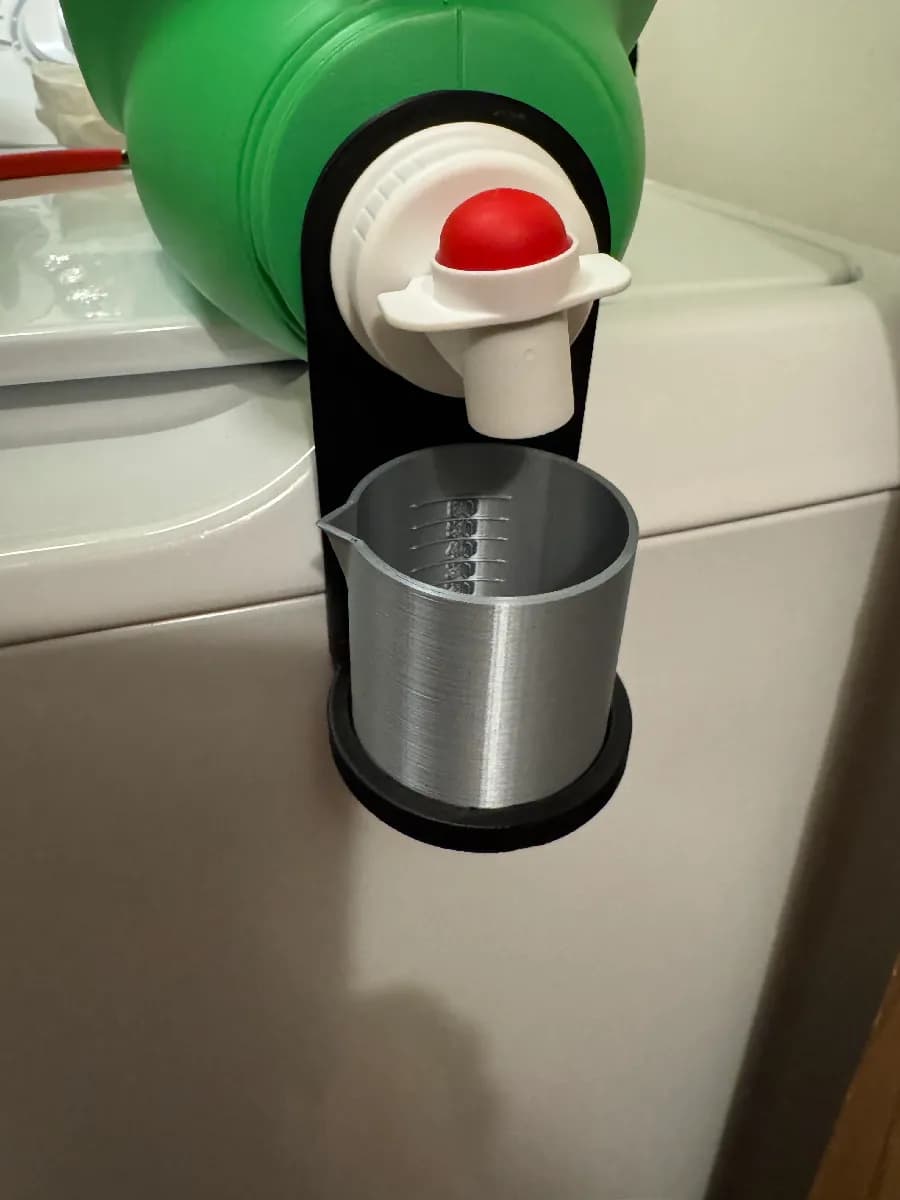 Мерный стакан и подставка для моющего средства