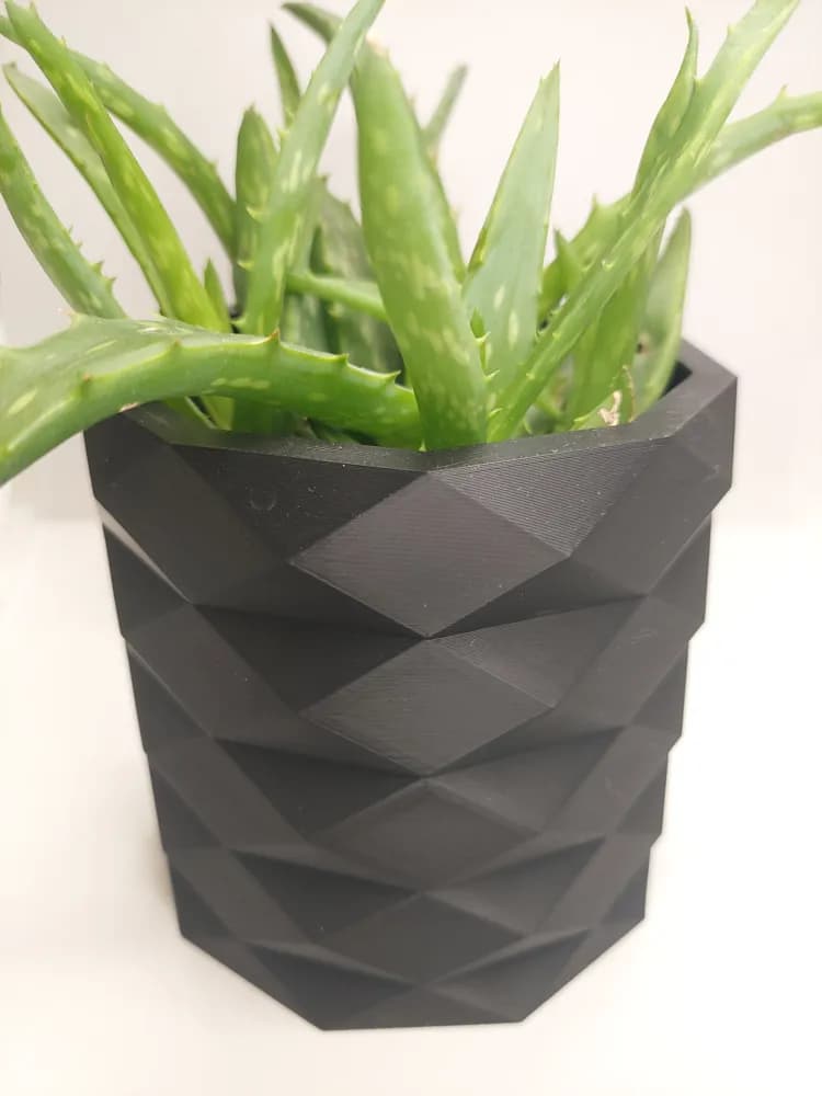 Современный лоу-поли горшок для растений